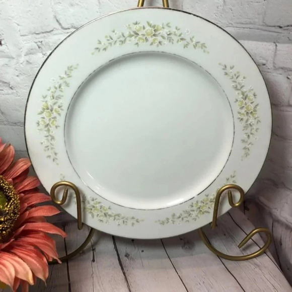 vintage Crown Victoria Fine China CAROLYN plate - Picture 2 of 6